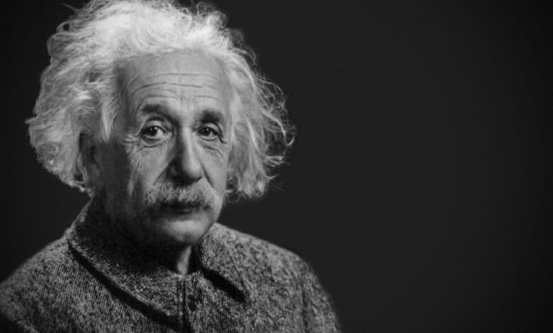 Albert Einstein Kimdir?